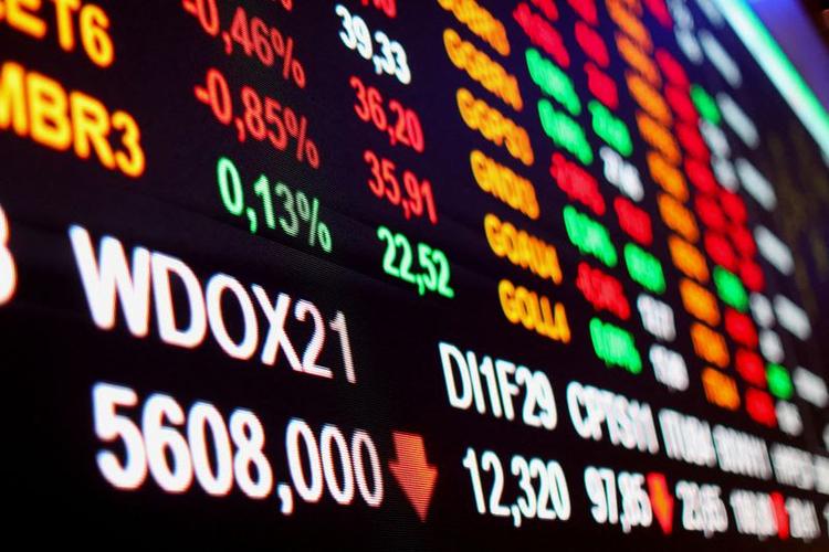 一只股横盘半年（大盘涨个股横盘的股票）