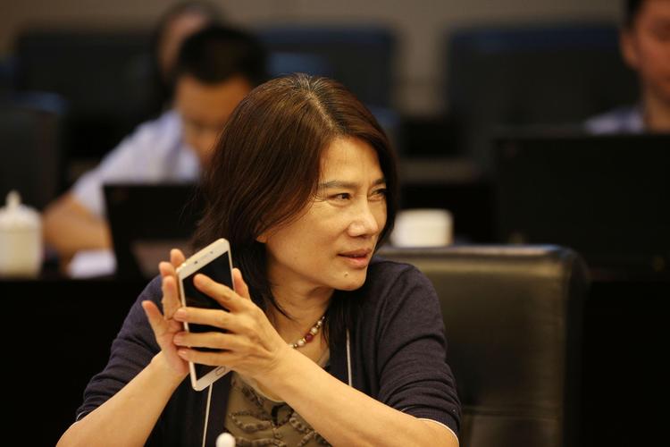 持有金融保险股票的基金（基金和股票的区别）